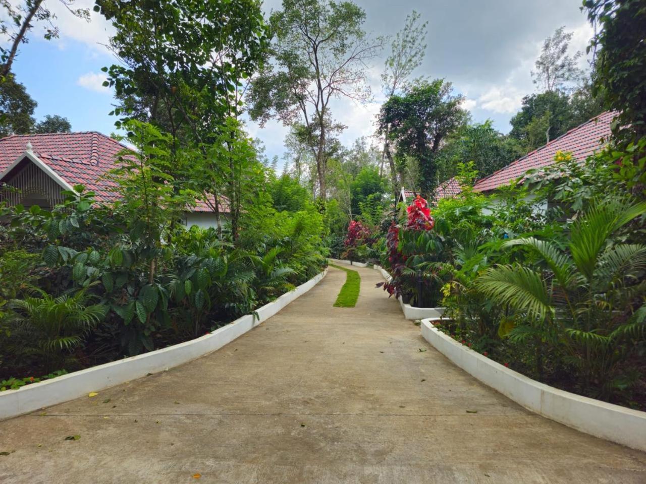 Coorg Orange Blossom Resort And Spa Suntikoppa Exteriör bild